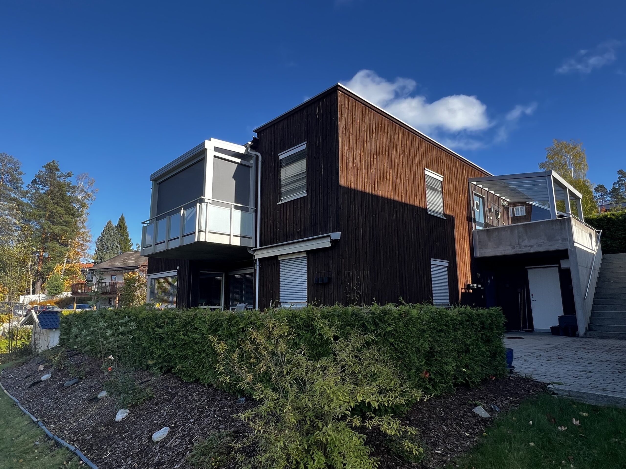 Veggmontert aluminium hagestue med solskjerming